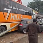 पांच गाड़ियों को टक्कर मारने के बाद होटल में घुसी बस, चूल्हे से लगी आग, 50 लोग घायल | ACTPnews