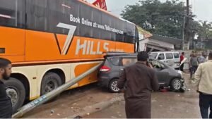 पांच गाड़ियों को टक्कर मारने के बाद होटल में घुसी बस, चूल्हे से लगी आग, 50 लोग घायल | ACTPnews