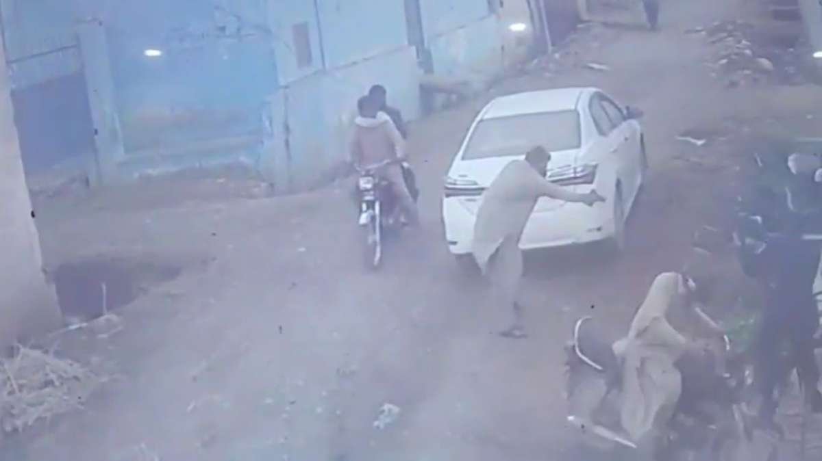 VIDEO: लश्कर सरगना हाफिज सईद का करीबी मारा गया, कराची में चार बंदूकधारियों ने गोलियों से किया छलनी