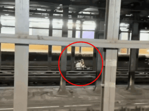 न्यूयॉर्क में भारतीय मूल की महिला ट्रेन से कटी:पटरी पर साथ बैठे नेपाली दोस्त की भी मौत; ड्राइवर बोला- महिला हंस रही थी | ACTPnews