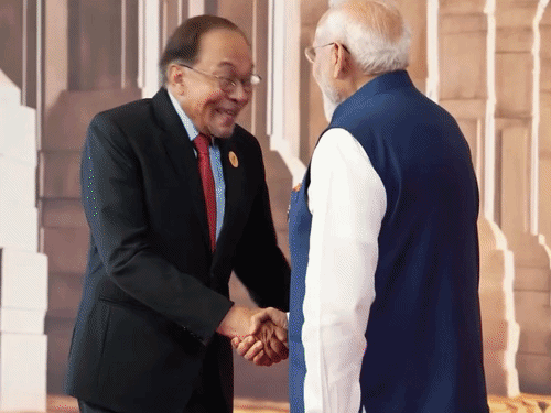 मलेशियाई PM की बॉलीवुड प्लेलिस्ट वायरल:PM मोदी, पुतिन और राहुल गांधी के साथ वाली तस्वीरों पर सॉन्ग लगाए; BRICS डिनर में गाने गाए थे