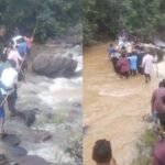 श्मशान घाट जाने का रास्ता नहीं, उफनती नदी में शव लेकर उतरे लोग; देखें VIDEO | ACTPnews