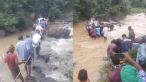 श्मशान घाट जाने का रास्ता नहीं, उफनती नदी में शव लेकर उतरे लोग; देखें VIDEO | ACTPnews