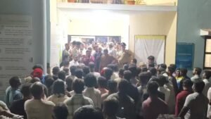 कर्नाटक में गणेश विसर्जन जुलूस के दौरान बवाल, गुस्साए लोगों ने थाने के बाहर लगाई भीड़ | ACTPnews