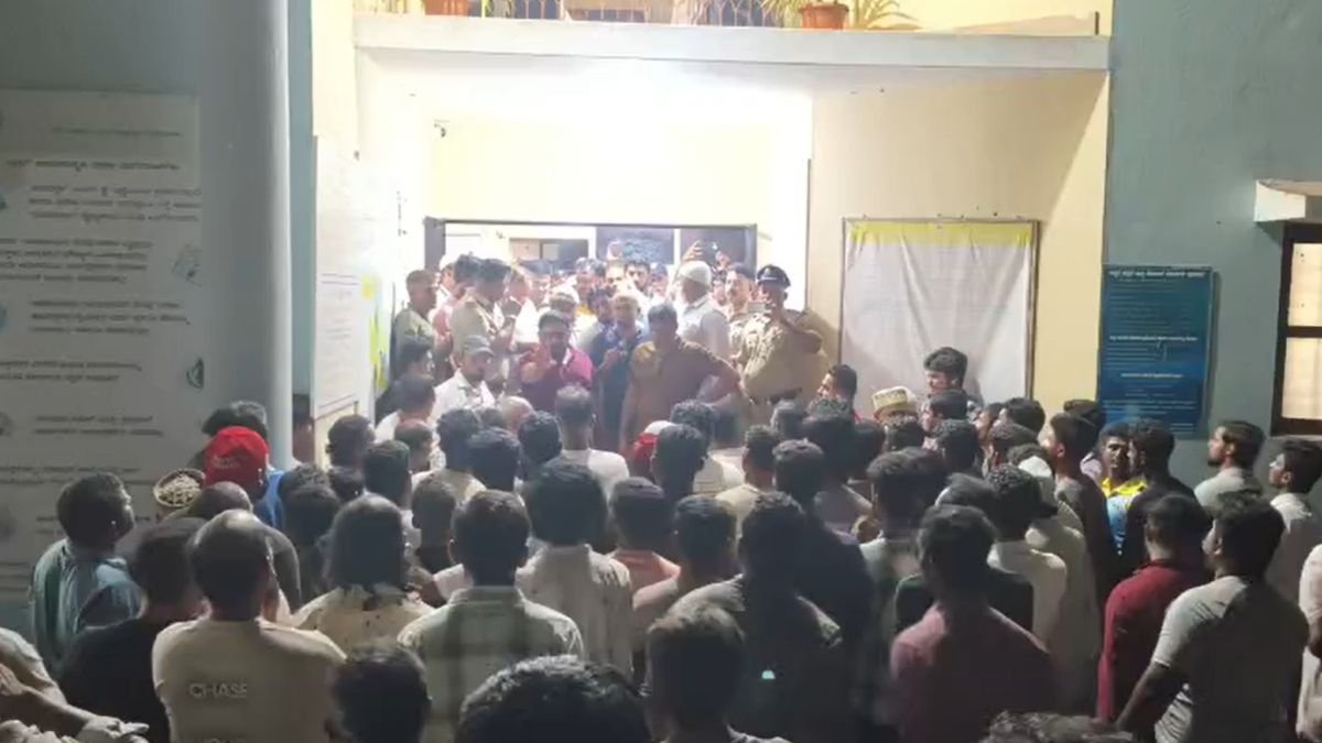 कर्नाटक में गणेश विसर्जन जुलूस के दौरान बवाल, गुस्साए लोगों ने थाने के बाहर लगाई भीड़