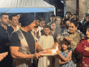 उल्टी आरती कर रहे थे सलमान खान, बहन ने टोका:यूलिया वंतूर ने भी आरती की, सोहेल खान के गणपति विसर्जन में थिरका परिवार | ACTPnews