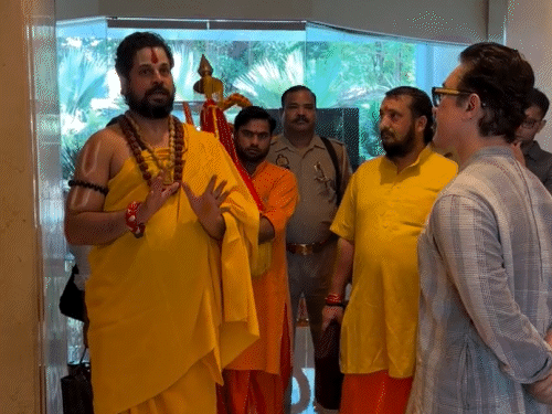 जगद्गुरु सतीशाचार्य महाराज से आमिर खान मिले:दोनों की मुलाकात के बाद महाभारत प्रोजेक्ट चर्चा में आया