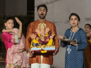 बेटी राहा का चेहरा छिपाती दिखीं आलिया:रणबीर कपूर ने विसर्जन में लगाया जय श्री राम का जयकारा, सुनीता-गोविंदा अलग-अलग बप्पा के विसर्जन में पहुंचे | ACTPnews