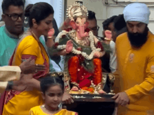 गणपति उत्सव, शिल्पा ने पैपराजी संग किया डांस:गोविंदा ने मांगी बेटे के लिए मन्नत; संजय दत्त ने घायल फोटोग्राफर का पूछा हाल, अजय देवगन लालबागचा राजा पहुंचे | ACTPnews