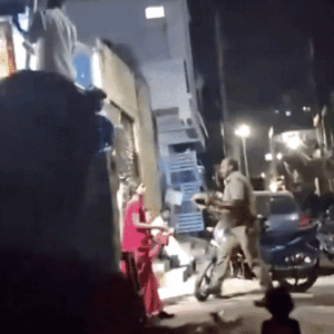 होमगार्ड ने महिला को बाल पकड़कर जमीन पर घसीटा:गिरफ्तार; ड्यूटी से हटाया, दोनों के बीच बहस हुई थी, हैदराबाद का मामला | ACTPnews