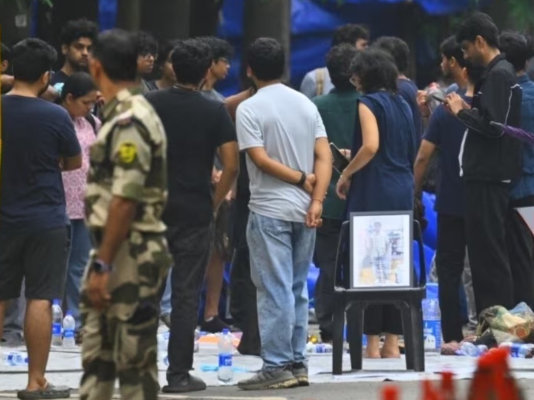 स्टूडेंट की मौत के बाद कैंपस में मुंबई पुलिस तैनात है। - Dainik Bhaskar