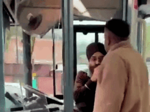 इंग्लैंड में सिख बस ड्राइवर पर हमला:युवक ने पहले पीटा फिर बस से उतारा, रास्ते में कई गाड़ियों को टक्कर मारी | ACTPnews