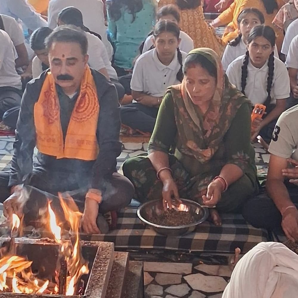 दलाई लामा की लंबी उम्र के लिए धर्मशाला में यज्ञ:हनुमान मंदिर में हवन हुआ; हिंदू, सिख, तिब्बती, थाई बौद्ध और ब्रह्माकुमारी प्रतिनिधि शामिल