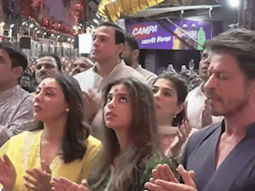 Shahrukh Khan & Suhana Ganpati Darshan at Lalbaugcha Raja