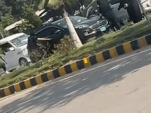 खैबर-पख्तूनख्वा के मंत्री को किडनैप करने का वीडियो सोशल मीडिया पर वायरल है। - Dainik Bhaskar