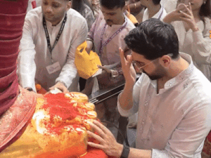 लालबागचा राजा के दरबार में पहुंचे आयुष्मान खुराना:संजय दत्त ने पत्नी मान्यता को तिलक लगाया; अंकिता लोखंडे ने बप्पा के चरणों में झुककर लिया आशीर्वाद | ACTPnews