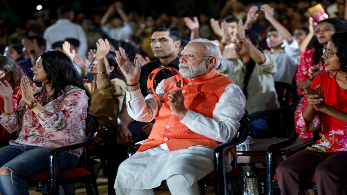 Bhajan Clubbing in Delhi, भजन क्लबिंग में पहुंचे पीएम मोदी, दर्शकों के बीच ताली और डफली बजाई | ACTPnews
