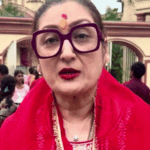 गोविंदा की पत्नी सुनीता आहूजा ने मांगा लोगों से सपोर्ट:काली मंदिर पहुंचीं, बोलीं- जो मेरा घर बर्बाद कर रही है, माता उसको देखें | ACTPnews