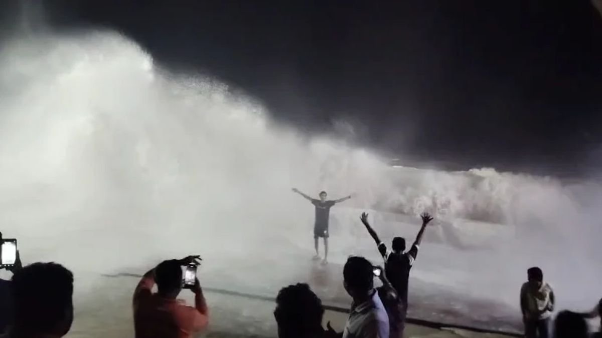 ओडिशा के समुद्र में उठा 15 फीट ऊंचा ज्वार, सड़क तक पहुंचा पानी; झूम उठे पर्यटक