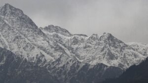 नेपाल में तिब्बत सीमा के पास हुआ हिमस्खलन, 10 लोग लापता; खराब मौसम से कई सड़कें बाधित | ACTPnews