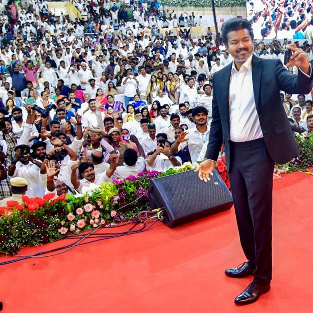 करूर भगदड़ का एक साल- CM विजय ने श्रद्धांजलि दी:कहा- यह कभी न भरने वाला घाव; विजय की रैली में हुई थीं 41 मौतें