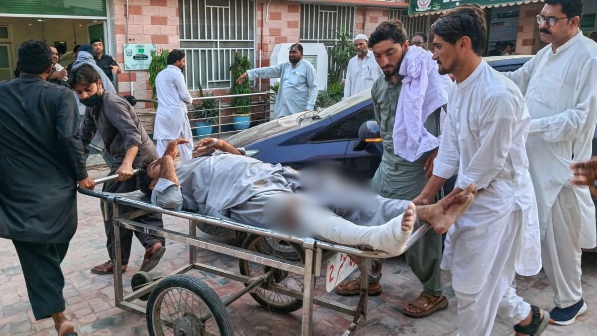 पाकिस्तान में हुए आत्मघाती हमले में 13 की मौत, पीड़ितों को ले जा रही एम्बुलेंस पर भी हमला, राष्ट्रपति जरदारी ने की निंदा