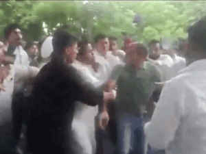 दिल्ली में AAP कार्यकर्ताओं ने पुलिसकर्मी से मारपीट की:केजरीवाल तिलक नगर दौरे पर थे; 2 दिन पहले प्रवेश वर्मा ने युवक को थप्पड़ मारा था | ACTPnews