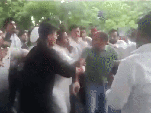 दिल्ली में AAP कार्यकर्ताओं ने पुलिसकर्मी से मारपीट की:केजरीवाल तिलक नगर दौरे पर थे; 2 दिन पहले प्रवेश वर्मा ने युवक को थप्पड़ मारा था