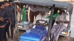 चुनाव प्रचार में दिखा CM विजय का जुदा अंदाज, कीचड़ भरे खेत में ट्रैक्टर चलाया; बुजुर्ग महिला ने आरती भी उतारी | ACTPnews