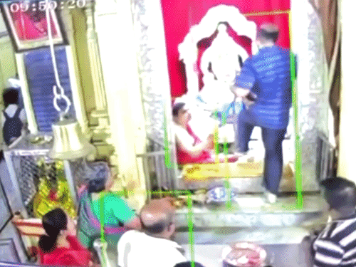 मंदिर में लगे CCTV में यह घटना रिकॉर्ड हो गई। - Dainik Bhaskar