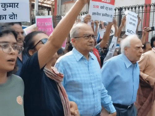 जंतर-मंतर की ओर बढ़ते प्रदर्शनकारी। इनमें AISA की राष्ट्रीय अध्यक्ष नेहा बोरा और कपिल सिब्बल भी शामिल हैं।  - Dainik Bhaskar