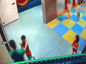 किड्स जोन में खेल रहे बच्चे को बेरहमी से पीटा:बच्चे ने कान पकड़कर माफी मांगी; फिर भी नहीं माना,  सूरत की घटना | ACTPnews