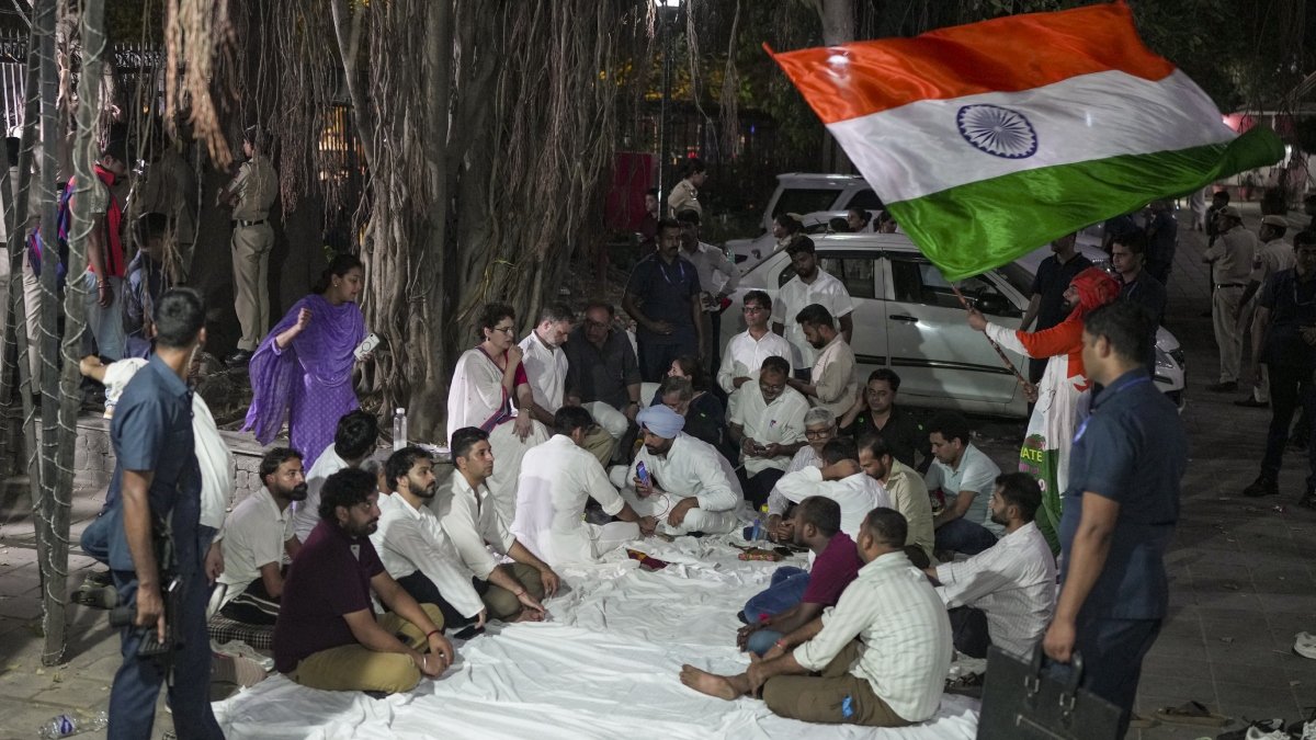 CEC के खिलाफ प्रदर्शन के बीच राहुल-प्रियंका से गृह मंत्रालय के संपर्क का दावा खारिज, PIB Fact Check ने बताया फर्जी | ACTPnews