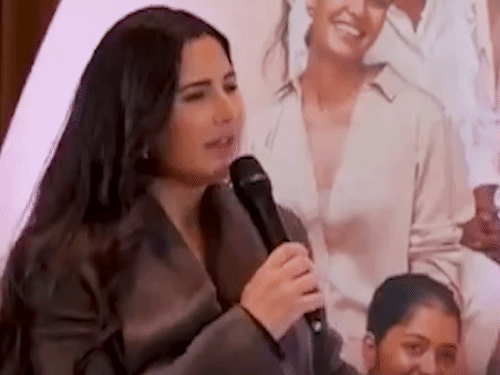 यूके में अपने कॉस्मेटिक ब्रांड के कार्यक्रम में ट्रोलिंग पर जवाब दिया है।  - Dainik Bhaskar