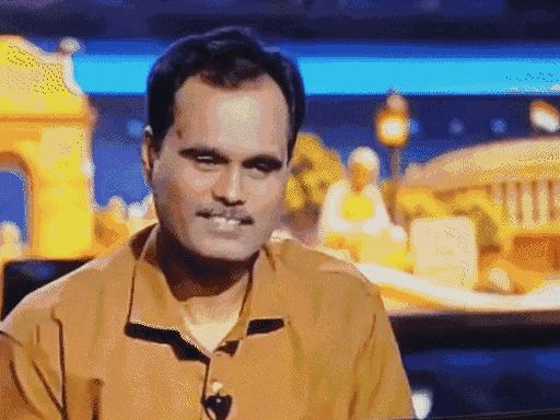 'कौन बनेगा करोड़पति' में प्रतापगढ़ के डड़वा महोखरी गांव के रहने वाले चंद्र प्रकाश तिवारी हॉट सीट पर पहुंचे थे। उनसे बात करने के दौरान अमिताभ ने माफी मांगी थी। - Dainik Bhaskar