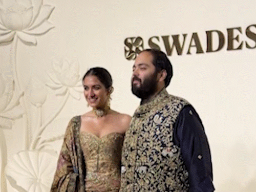 अंबानी परिवार के इवेंट में पहुंचे रणवीर सिंह:आमिर खान पत्नी गौरी के साथ आए नजर, कृति सैनन-गौरी खान भी पहुंचीं