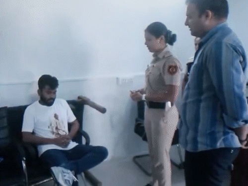 दीपके की हिरासत का 100 सेकेंड का VIDEO:दादी की मौत की खबर सुन सिर पकड़ा, दिल्ली पुलिस की मदद की पेशकश ठुकराई
