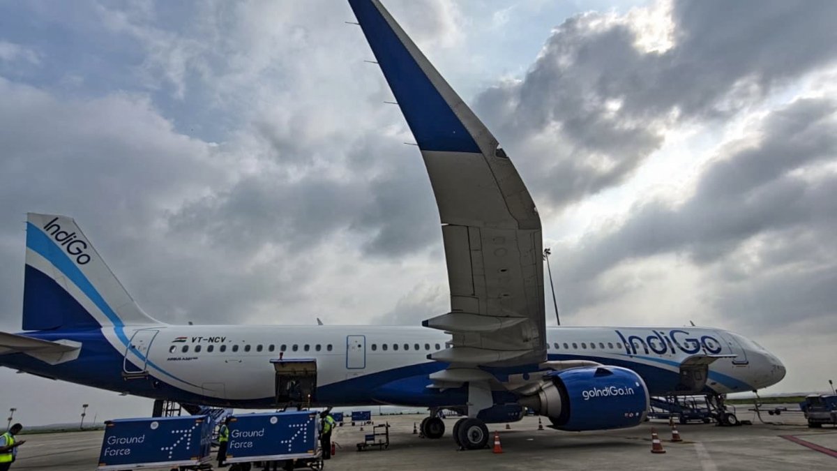VIDEO: IndiGo फ्लाइट में इलेक्ट्रॉनिक डिवाइस से निकला धुआं, हैदराबाद में करानी पड़ी इमरजेंसी लैंडिंग