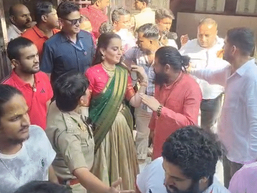 कंगना रनोट ने लहंगा के साथ दुपट्टा लिया हुआ था और बालों में फूलों का गजरा लगाए हुए थीं।