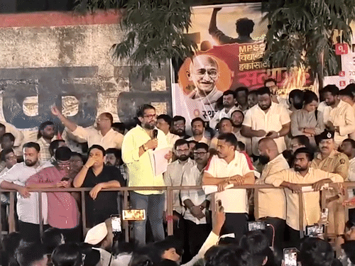 मंत्री शिवेंद्रराजे भोसले ने पुणे में प्रदर्शन कर रहे अभ्यर्थियों को कमेटी बनाने की जानकारी दी। - Dainik Bhaskar