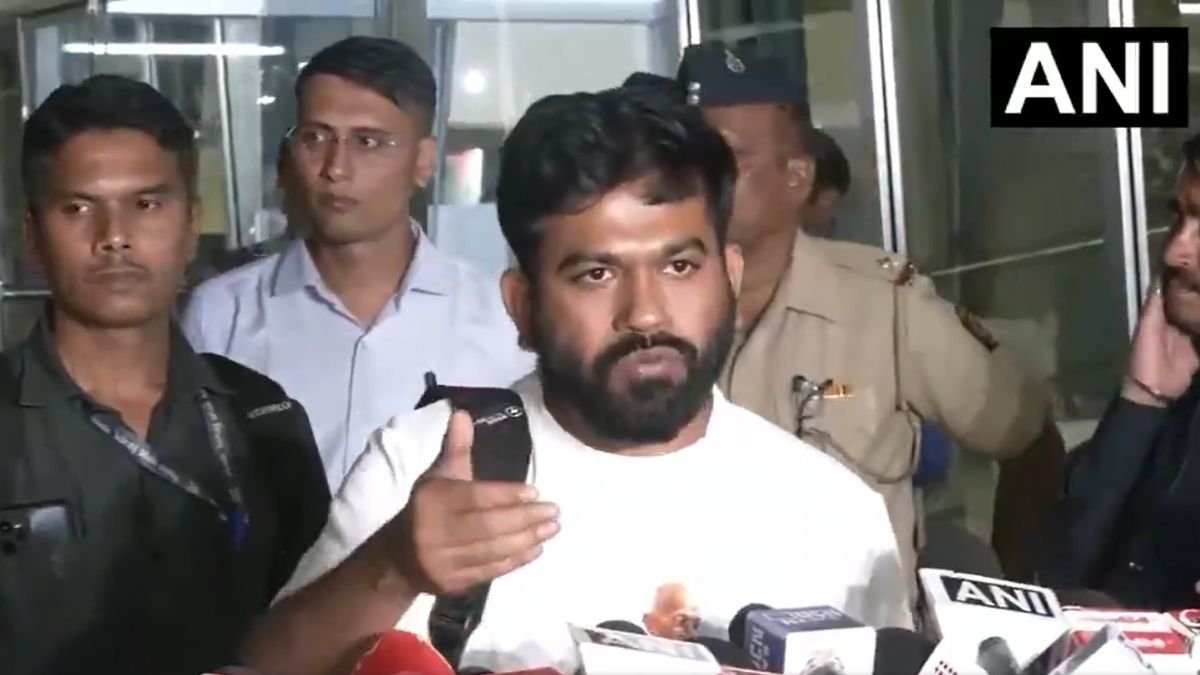 अभिजीत दिपके ने कहा- "दिल्ली पुलिस में इंसानियत नहीं, वे वर्दी पहने गुंडे हैं", माता-पिता का भी सामने आया बयान